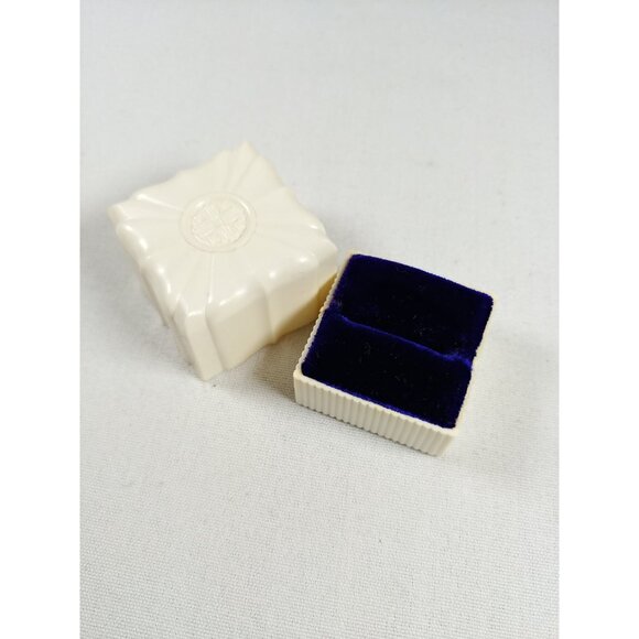 Vintage cream white ring box stylized lotus top, lift top plastic jewelry - Picture 5 of 10